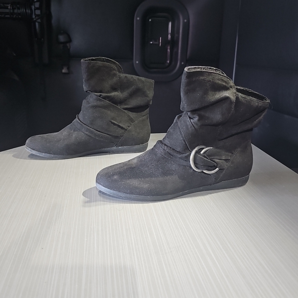SO Zucchini Mid Pull On Slouch‎ Boots Flats Black Faux Suede Women's 7M PreOwned